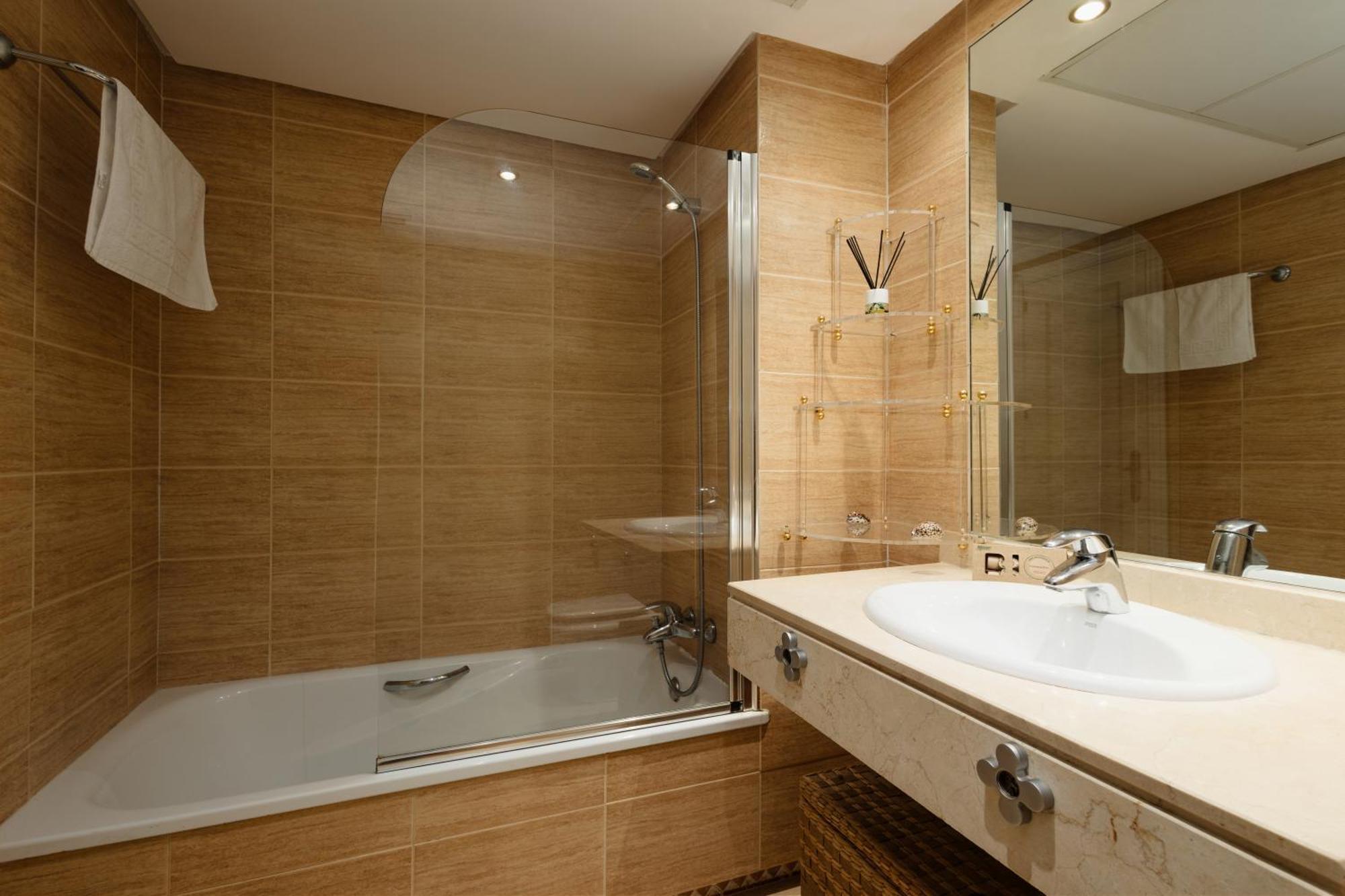 Ground Floor Holiday Apartment With Terrace And Pool In Puerto Banus, Marbella Luaran gambar