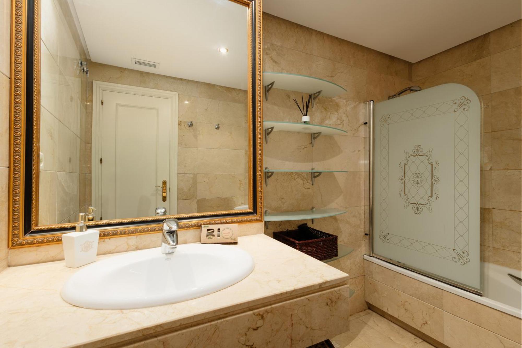 Ground Floor Holiday Apartment With Terrace And Pool In Puerto Banus, Marbella Luaran gambar